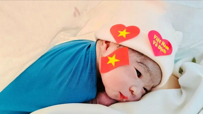 Hình ảnh dễ thương của các em bé trong ngày Đại lễ 30-4