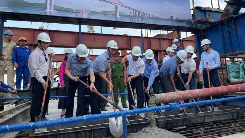 Hợp long cầu qua cửa biển Thuận An