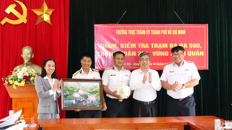 Lãnh đạo TPHCM thăm, động viên cán bộ, chiến sĩ tại huyện Côn Đảo