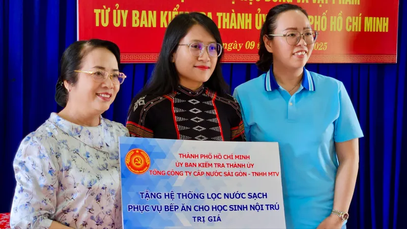 Đoàn công tác Ủy ban Kiểm tra Thành ủy TPHCM trao tặng nhiều phần quà ý nghĩa đến các em học sinh miền núi