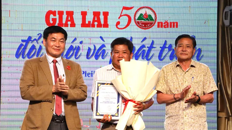 Trao giải cuộc thi phóng sự "Gia Lai: 50 năm đổi mới và phát triển"