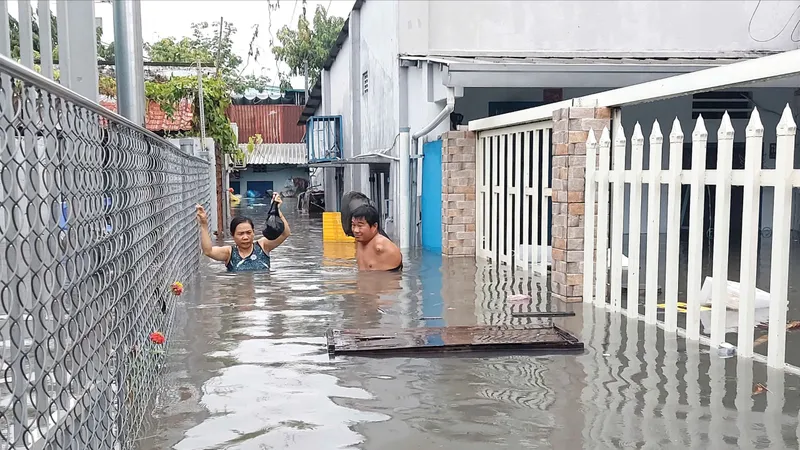  Sau cơn mưa, nhiều nơi tại TPHCM ngập sâu