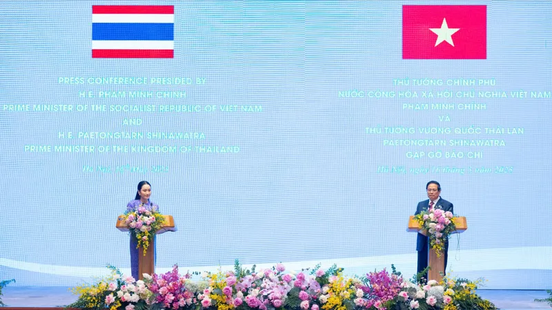 Thủ tướng Phạm Minh Chính và Thủ tướng Thái Lan Paetongtarn Shinawatra có cuộc họp báo thông báo chung. Ảnh: VIẾT CHUNG