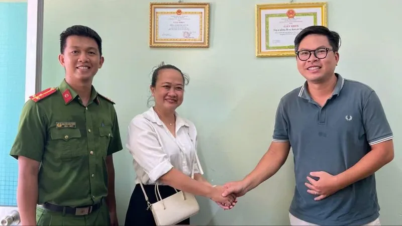 Chủ nhà hàng ở Bình Thuận trao trả 1 tỷ đồng do người lạ chuyển nhầm vào tài khoản