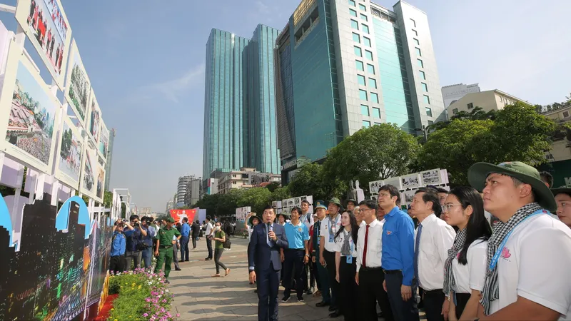 Triển lãm trưng bày 100 hình ảnh về cuộc đời và sự nghiệp của Chủ tịch Hồ Chí Minh