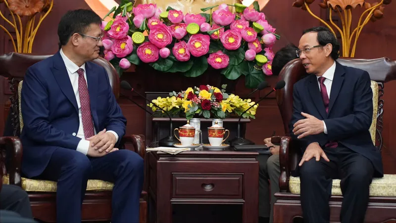 Đồng chí Nguyễn Văn Nên tiếp đồng chí Ngụy Hoa Tường, Tổng Lãnh sự Trung Quốc tại TPHCM chào từ biệt. Ảnh : HOÀNG HÙNG