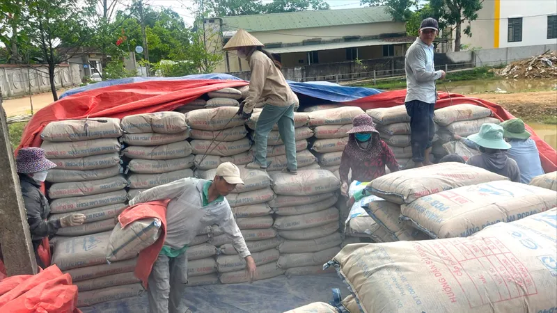 Người dân phân loại xi măng bị hư hỏng để loại bỏ 
