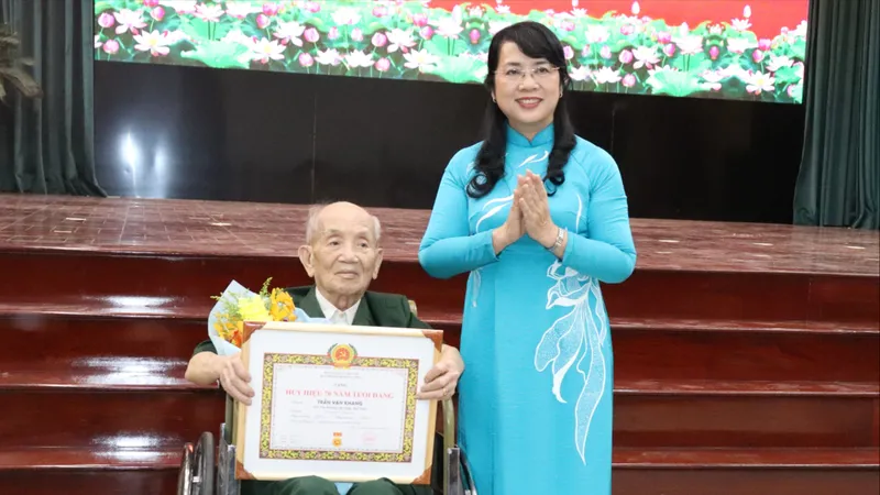 99 đảng viên quận Phú Nhuận nhận Huy hiệu Đảng