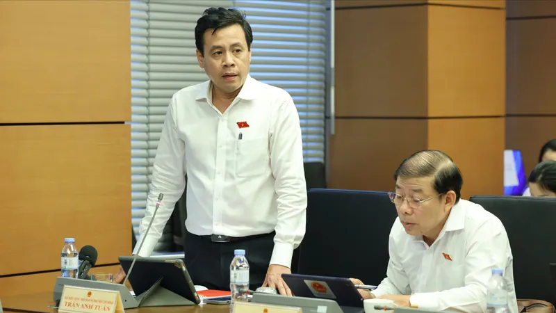 ĐB Trần Anh Tuấn (TPHCM) phát biểu chiều 21-5. Ảnh: QUANG PHÚC 