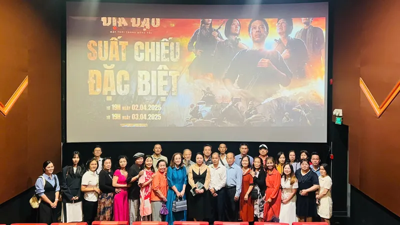 Kiều bào xúc động khi xem "Địa đạo: Mặt trời trong bóng tối"