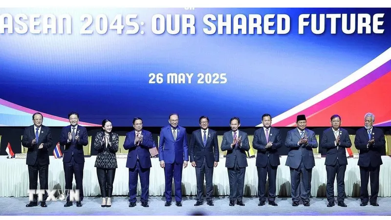 Thủ tướng Phạm Minh Chính cùng lãnh đạo các nước ASEAN và Timor-Leste tham dự Lễ ký kết Tuyên bố Kuala Lumpur “ASEAN 2045: Tương lai chung của chúng ta". Ảnh: TTXVN