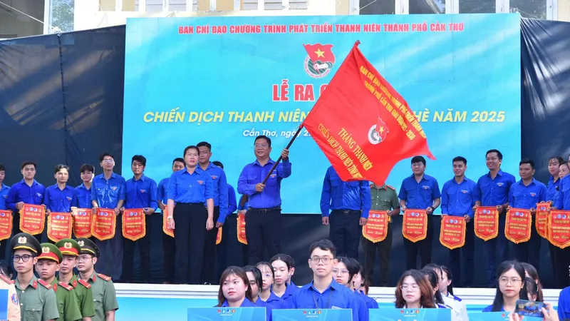 Phó Chủ tịch UBND TP Cần Thơ Nguyễn Thị Ngọc Điệp trao cờ lệnh cho lãnh đạo Thành Đoàn Cần Thơ