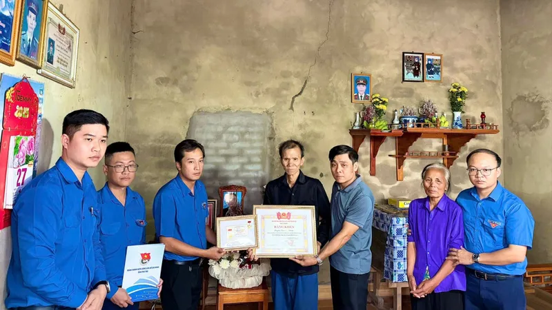 Truy tặng Huy hiệu “Tuổi trẻ dũng cảm” cho thanh niên tử nạn khi cứu 4 học sinh đuối nước
