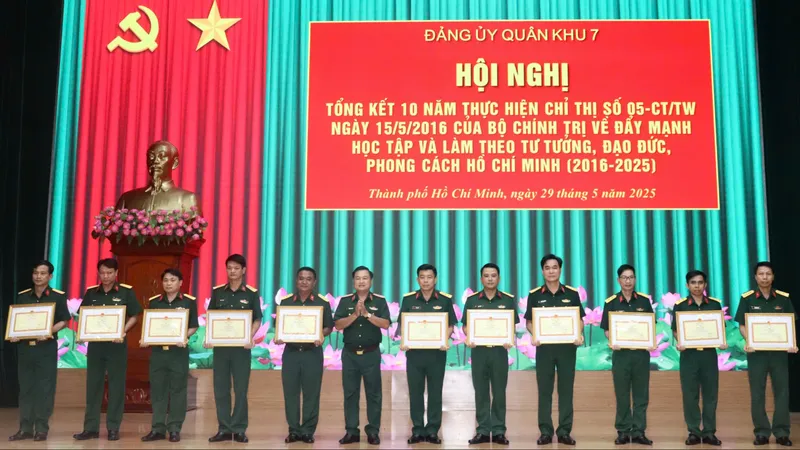 Phát huy phẩm chất “Bộ đội Cụ Hồ”, kiên quyết chống chủ nghĩa cá nhân trong tình hình mới