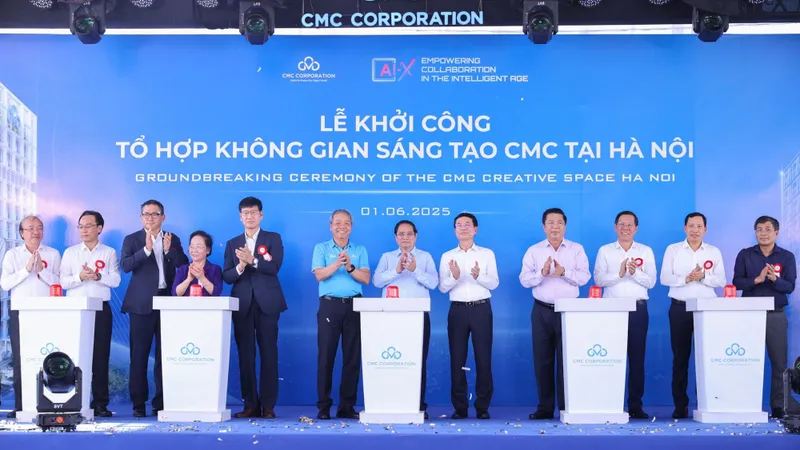 Thủ tướng Phạm Minh Chính và các đại biểu thực hiện nghi thức khởi công Tổ hợp Không gian sáng tạo CMC. Ảnh: Nhật Bắc