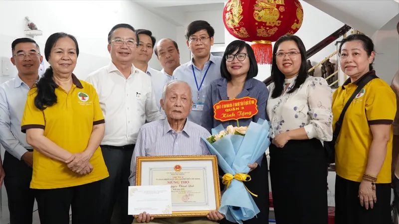 Giám đốc Sở VH-TT TPHCM thăm, chúc thọ người cao tuổi