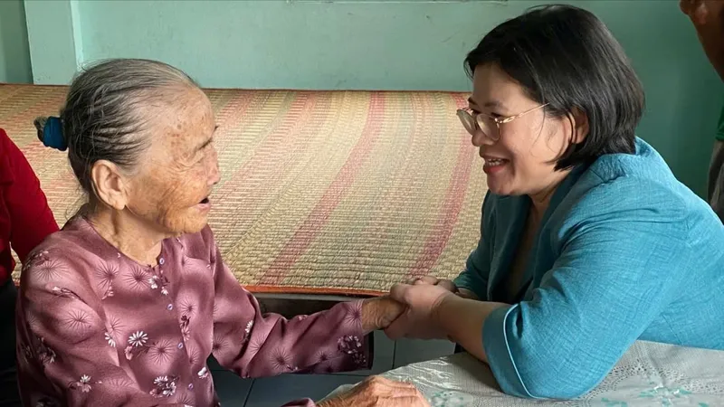 Trưởng Ban Tổ chức Thành ủy TPHCM thăm, chúc thọ người cao tuổi