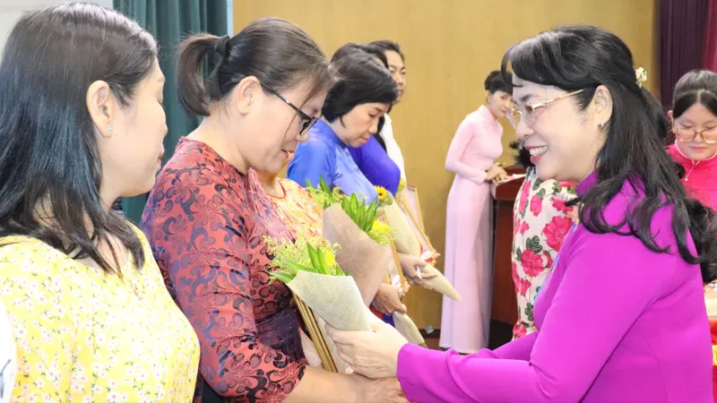 Chủ nhiệm Ủy ban Kiểm tra Thành ủy TPHCM Trần Kim Yến biểu dương tập thể có thành tích xuất sắc trong học tập Bác