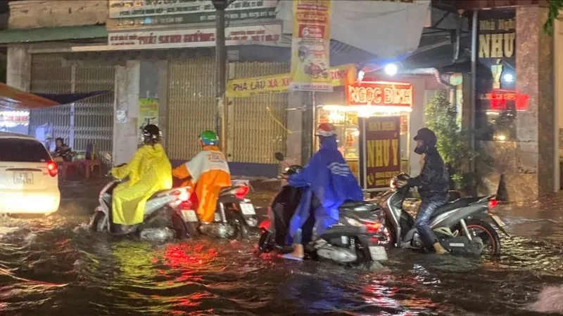 Mưa lớn vào tối 27-5-2025 làm ngập nhiều tuyến đường tại quận Ninh Kiều, TP Cần Thơ