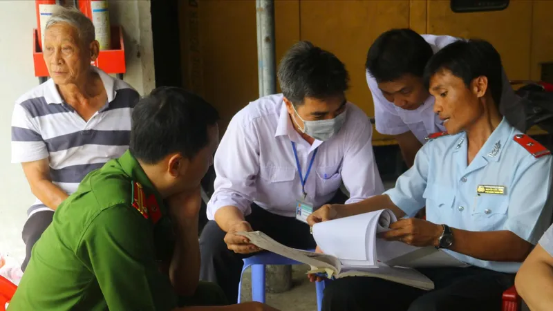 Thành viên đoàn kiểm tra hồ sơ lưu trữ giết mổ của Cở sở giết mổ gia súc, gia cầm tập trung Nguyễn Đan Hậu Giang vào ngày 2-6