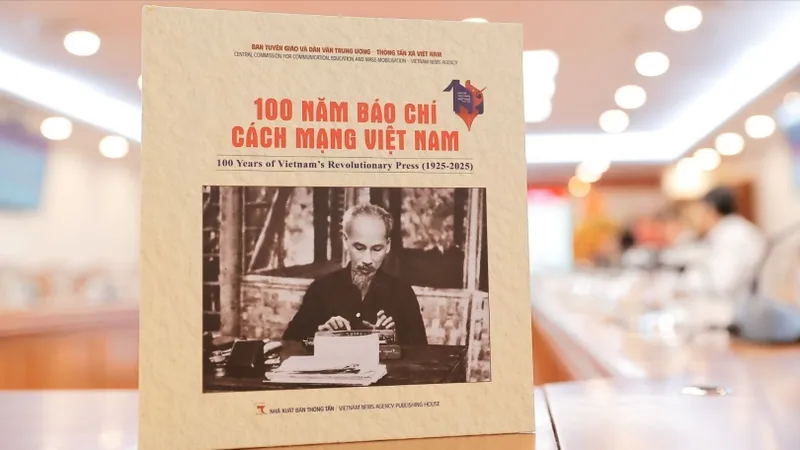 Ra mắt sách ảnh “100 năm Báo chí Cách mạng Việt Nam”. Ảnh MINH QUYẾT