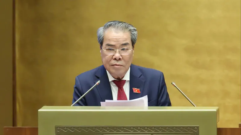 Trưởng Ban Dân nguyện và Giám sát Dương Thanh Bình trình bày tờ trình của UBTVQH. Ảnh: QUANG PHÚC 