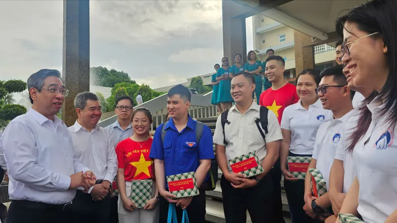 TPHCM tiễn đoàn y tế dân sự đầu tiên ra đảo Trường Sa thực hiện nhiệm vụ chăm sóc sức khỏe