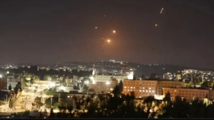Iran phóng hàng loạt tên lửa trả đũa Israel
