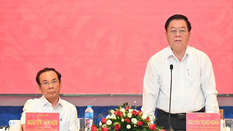 Đồng chí Nguyễn Trọng Nghĩa phát biểu