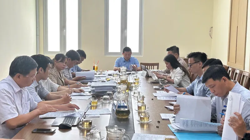 Tổ Công tác 5013 làm việc gỡ vướng cấp sổ hồng cho cư dân. Ảnh: Thanh Hiền