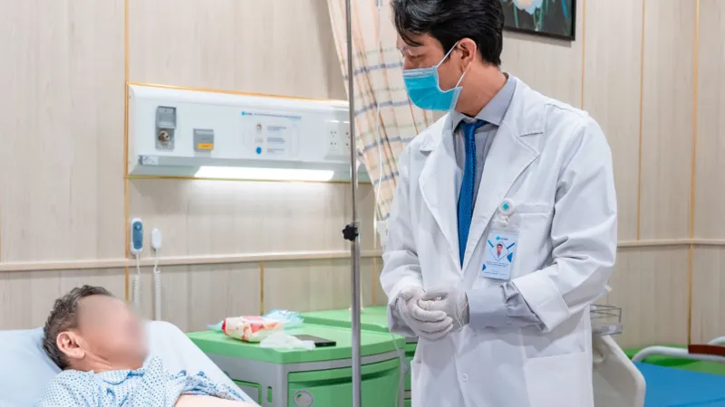 Cứu sống bệnh nhân Thái Lan nguy kịch vì thủng túi mật