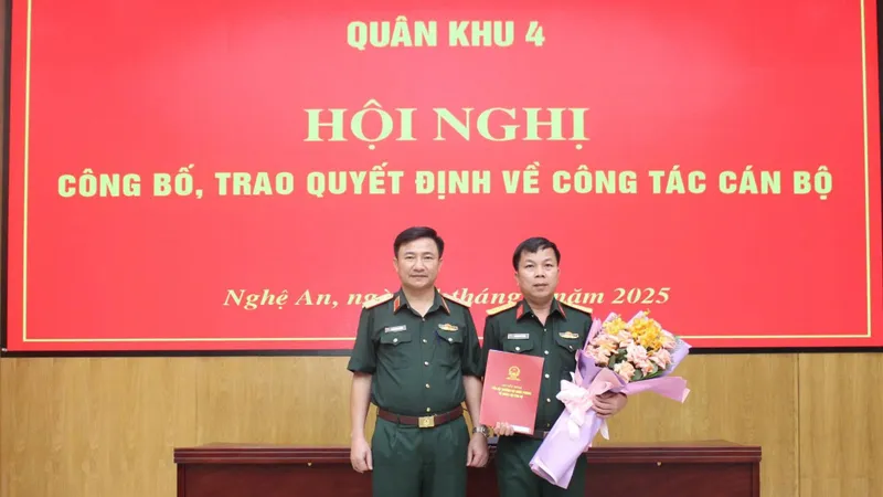 Thiếu tướng Đoàn Xuân Bường, Bí thư Đảng ủy, Chính ủy Quân khu trao quyết định cho Thượng tá Trương Viết Hải