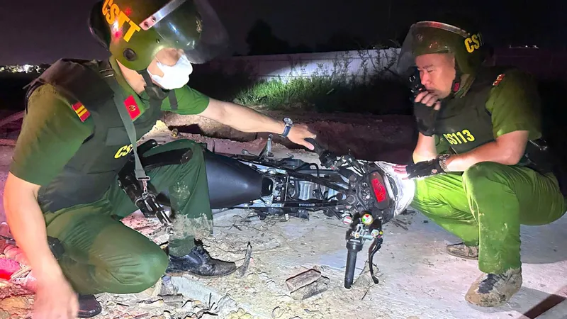 Bị truy đuổi, nhóm thanh thiếu niên dùng vỏ chai bia ném vào lực lượng Cảnh sát 113