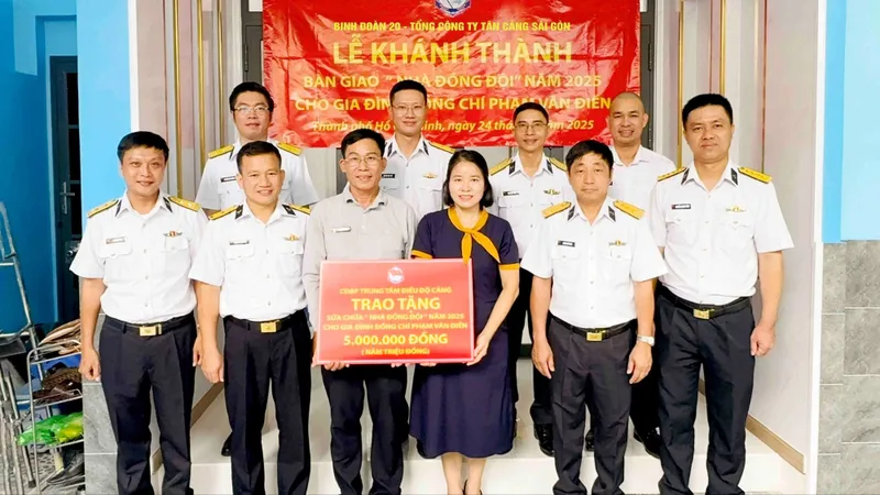 Binh đoàn 20 bàn giao công trình sửa chữa nhà đồng đội