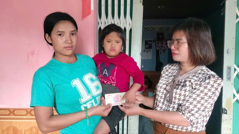 Trao tiền hỗ trợ cho cháu bé mắc bệnh tim, bị câm 