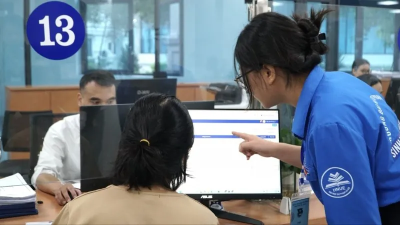 Phó Chủ tịch - Tổng Thư ký Ủy ban Trung ương MTTQ Việt Nam Nguyễn Thị Thu Hà và Bí thư thứ nhất Trung ương Đoàn Bùi Quang Huy thực hiện nghi thức ra quân Đội hình thanh niên tình nguyện tham gia hỗ trợ vận hành chính quyền địa phương hai cấp và cung cấp dịch vụ công trực tuyến tại cơ sở sáng 7-7.
