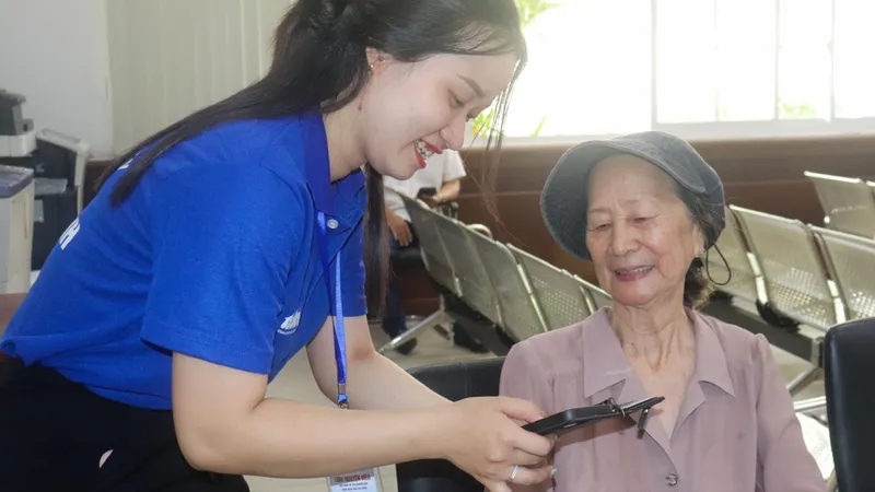 Tuổi trẻ TPHCM tích cực hỗ trợ người dân thực hiện thủ tục hành chính 