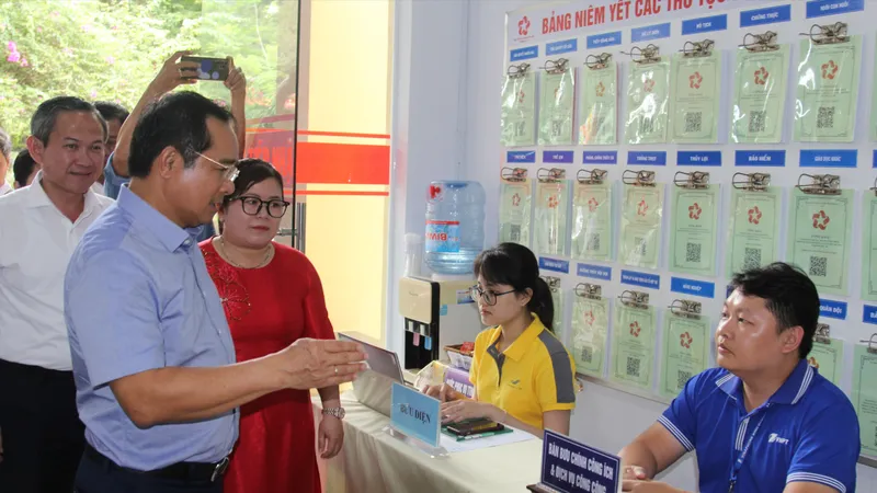 Chủ tịch UBND TPHCM Nguyễn Văn Được kiểm tra hoạt động Trung tâm Phục vụ hành chính công phường Phú An