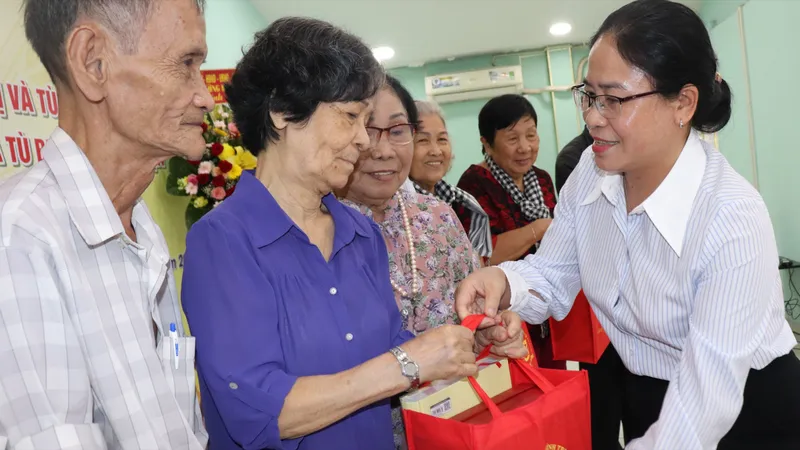 Phó Trưởng Ban Tuyên giáo và Dân vận TPHCM Nguyễn Thị Tuyết Minh trao quà cảm ơn các Trưởng Ban liên lạc Cựu tù chính trị và tù binh quận, huyện