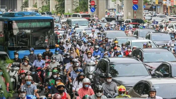 Phần lớn người dân Hà Nội vẫn sử dụng xe máy, ô tô chạy xăng làm phương tiện đi lại hàng ngày
