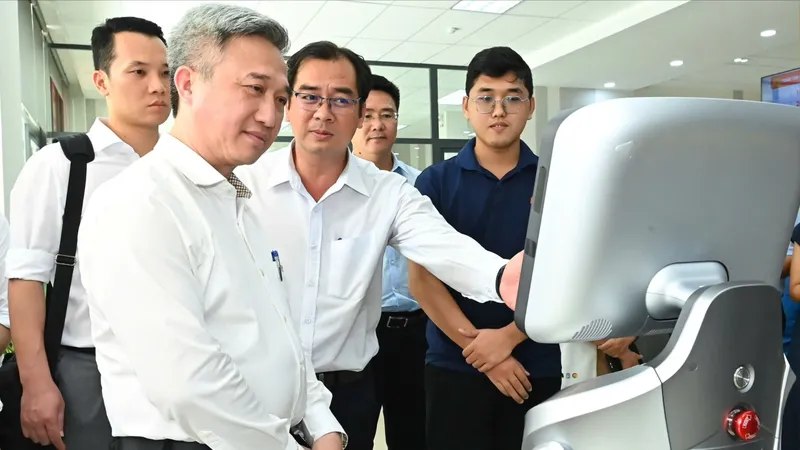 Phó Bí thư Thành ủy TPHCM đề nghị nhân rộng sử dụng robot phục vụ người dân