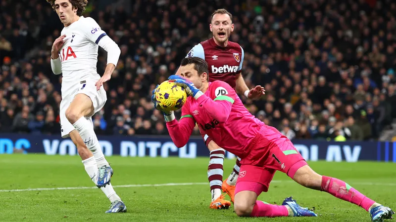 Premier League làm “mất lòng” cổ động viên châu Á?