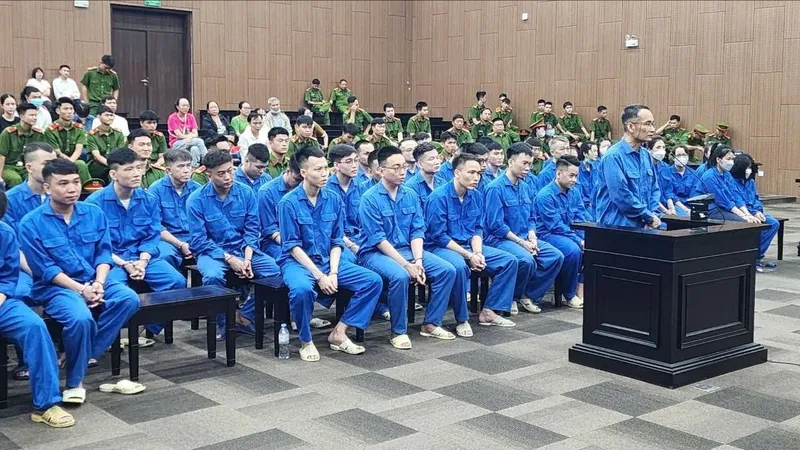 Cắt ghép hình ảnh, gọi điện chửi bới để đòi nợ, hơn 40 đối tượng hầu tòa