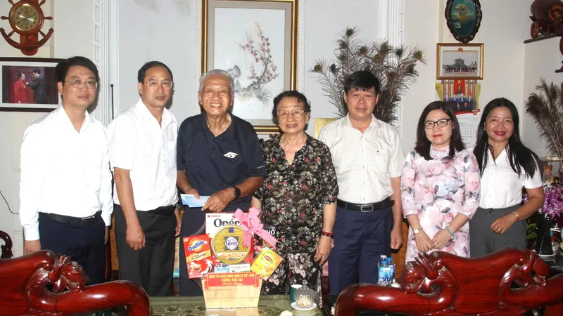Đồng chí Nguyễn Tấn Bản, Bí thư Đảng ủy, Chủ tịch HĐND phường Vũng Tàu tặng quà đồng chí Trần Văn Khánh, nguyên Bí thư Tỉnh ủy Bà Rịa - Vũng Tàu, người hoạt động kháng chiến bị địch bắt tù đày, thương binh 2/4