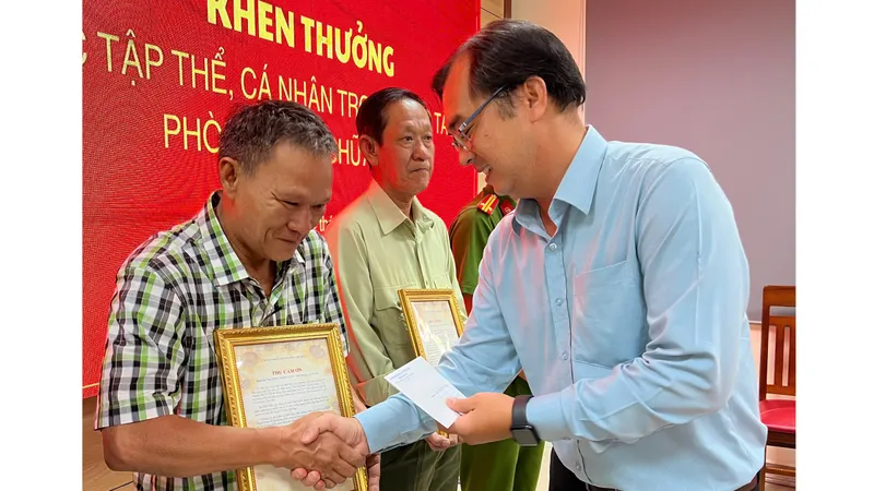 Phường Thủ Đức (TPHCM) khen thưởng đột xuất 4 tập thể, cá nhân kịp thời chữa cháy tại chợ Thủ Đức