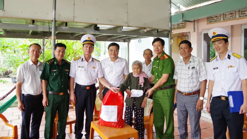 Tưởng nhớ các anh hùng liệt sĩ, tri ân người có công