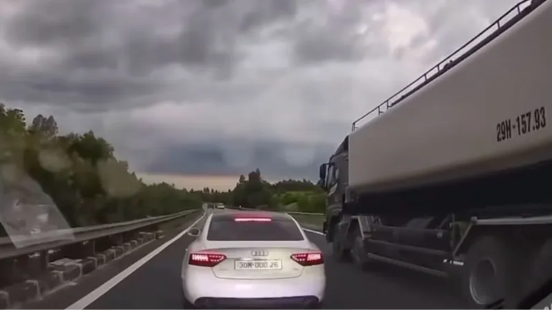 Tài xế xe Audi lạng lách, đánh võng trên cao tốc Nội Bài - Lào Cai