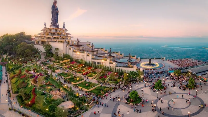 Khu du lịch quốc gia núi Bà Đen, Tây Ninh: Đón 4 triệu lượt khách trong 7 tháng đầu năm 2025 