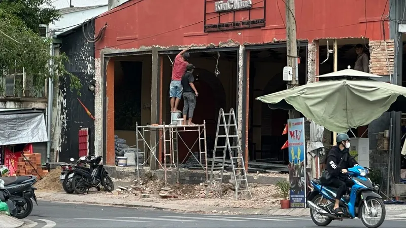 Một công trình sửa chữa tại đường Dương Quảng Hàm, phường An Nhơn, TPHCM. Ảnh: Thanh Hiền