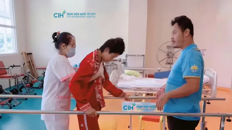Nhân viên y tế đang chăm sóc và điều trị cho bệnh nhi